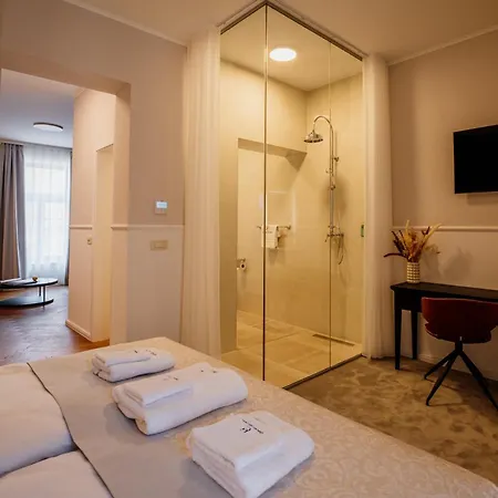 Grand * 柳托梅尔